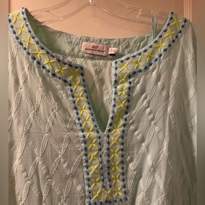 Vineyard Vines- Shift. Attached slip.